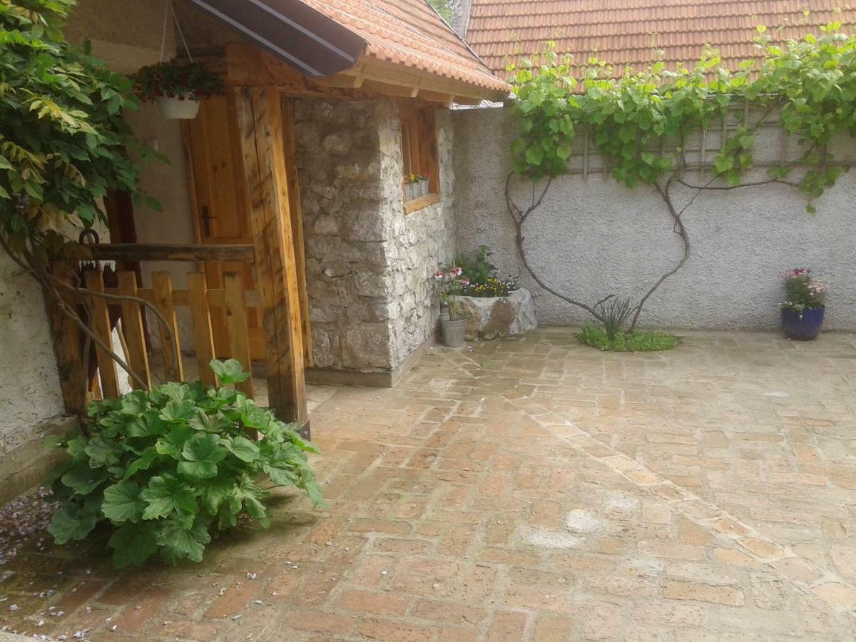 فندق Latin Plaški المظهر الخارجي الصورة